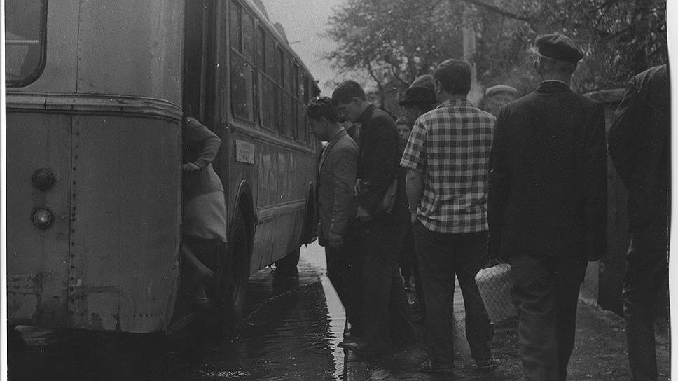 Жители города садятся в троллейбус. 1960-е годы.