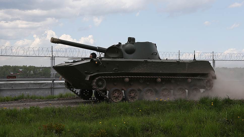 Сегодня «Мотовилихинские заводы» являются единственным артиллерийским заводом полного цикла в стране. Предприятие производит современные реактивные системы залпового огня, самоходные и буксируемые артиллерийские установки, компоненты ЗРПК «Панцирь».
На фото: 120-миллиметровая самоходная дивизионно-полковая авиадесантная артиллерийско-минометная установка 2С9 «Нона-С».