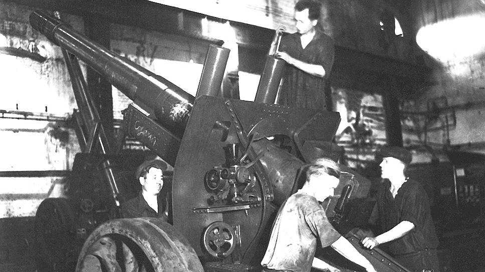 Во время Первой и Второй мировых войн «Мотовилихинские заводы» стали одним из основных производителей артиллерийских орудий для армии. В 1941–1945 годах каждое четвертое орудие для Красной Армии было изготовлено рабочими «Мотовилихи». Рабочие «Мотовилихинских заводов» собирают МЛ-20.
Фото: архив ПАО «Мотовилихинские заводы».
