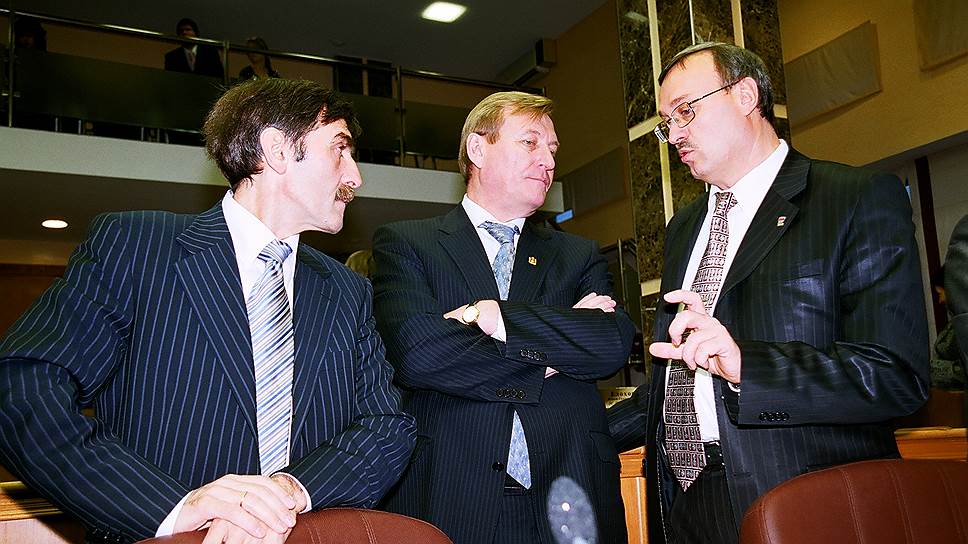 На фото: депутат-старожил Виктор Баранов (слева) обсуждает ход пленарного заседания с коллегами Геннадием Тушнолобовым и Владимиром Рыбакиным.