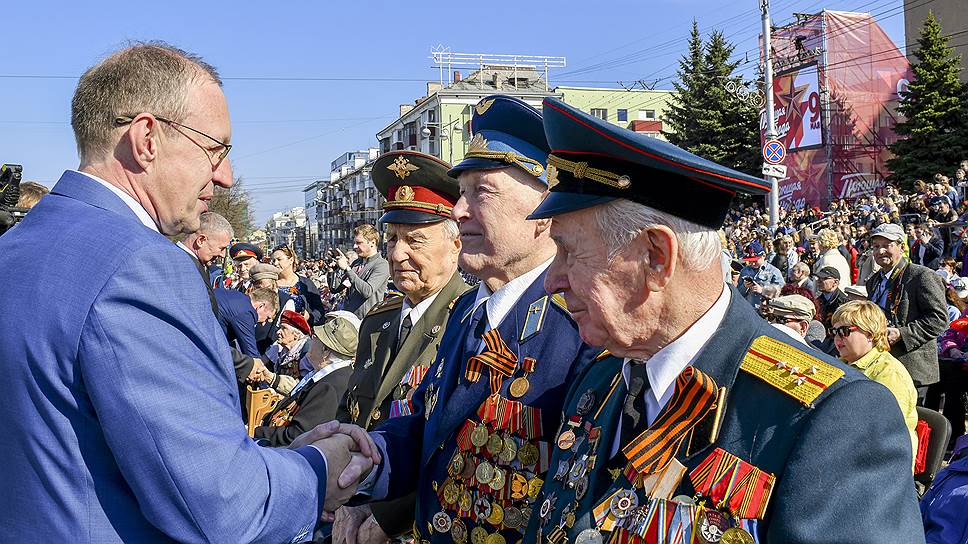 Ветеранов поздравляет мэр Перми Дмитрий Самойлов.