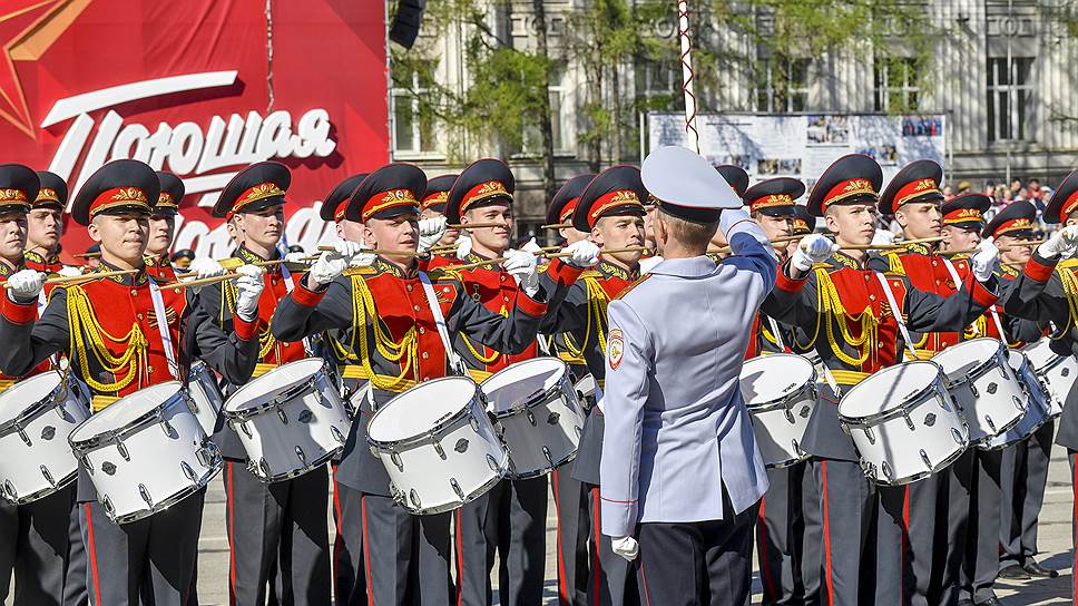 Марш прошел в музыкальном сопровождении сводного оркестра под управлением заслуженного работника культуры, полковника Евгения Тверетинова.