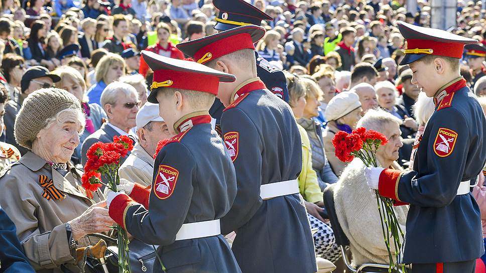 Пермские кадеты поздравляют ветеранов.
