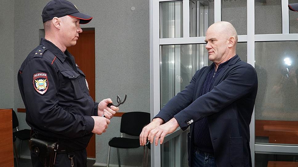 На Владимира Нелюбина надевают наручники после оглашения приговора. Если краевой суд не изменит приговор, ему предстоит провести в колонии шесть лет и три месяца.