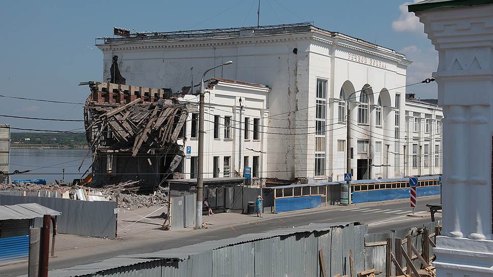 Здание Речного вокзала подверглось реконструкции.