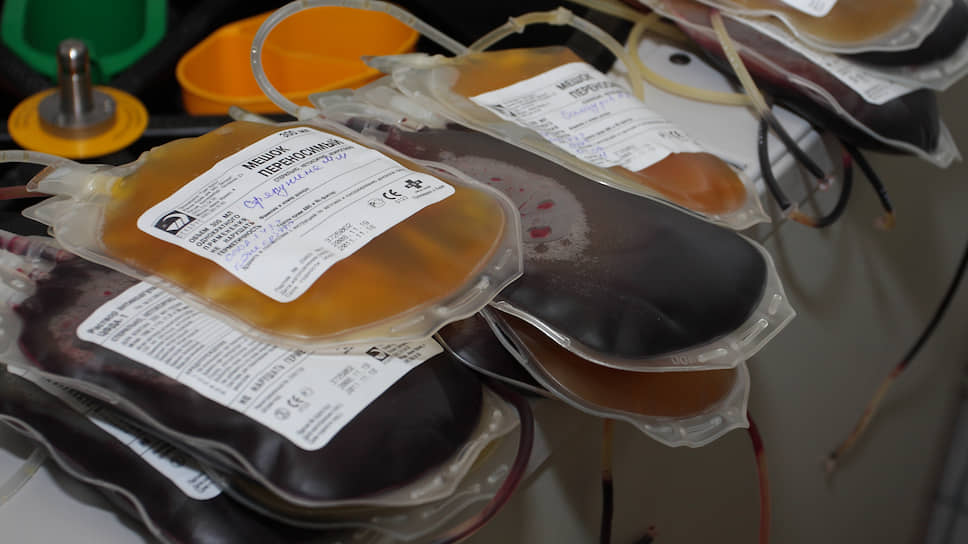 Станция переливания крови в Перми. Пакеты с плазмой крови.