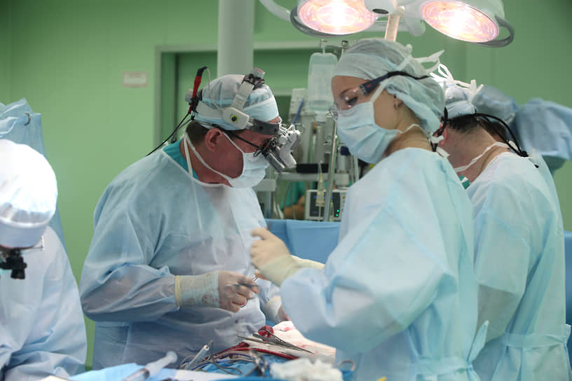 Всего Сергей Суханов провел более 20 тыс. операций, 15 тыс. из них — на открытом сердце. Часто он успевал делать по две операции в день. «Я встаю в пять утра, в шесть прихожу на работу. И так уже много лет»,— рассказывал врач