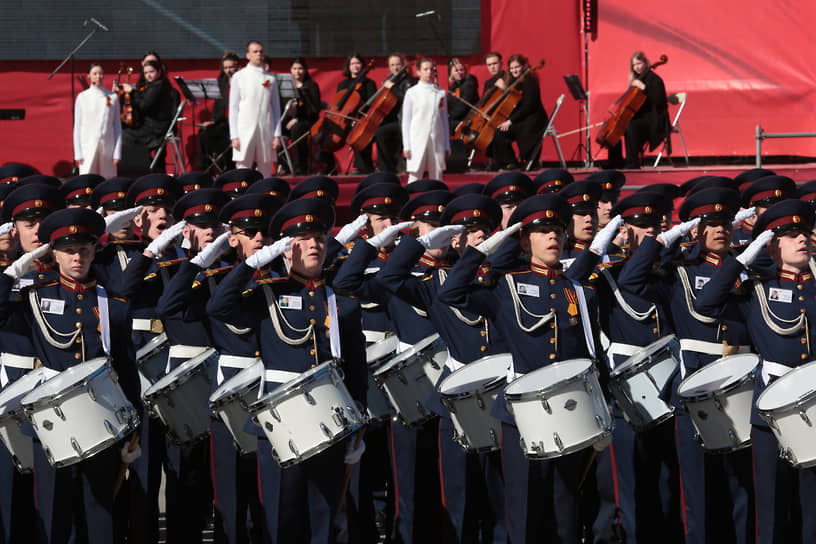 В торжественном прохождении войск Пермского гарнизона приняли участие 20 парадных расчетов, в состав которых вошли 2 тыс. человек из военных и профильных ведомств