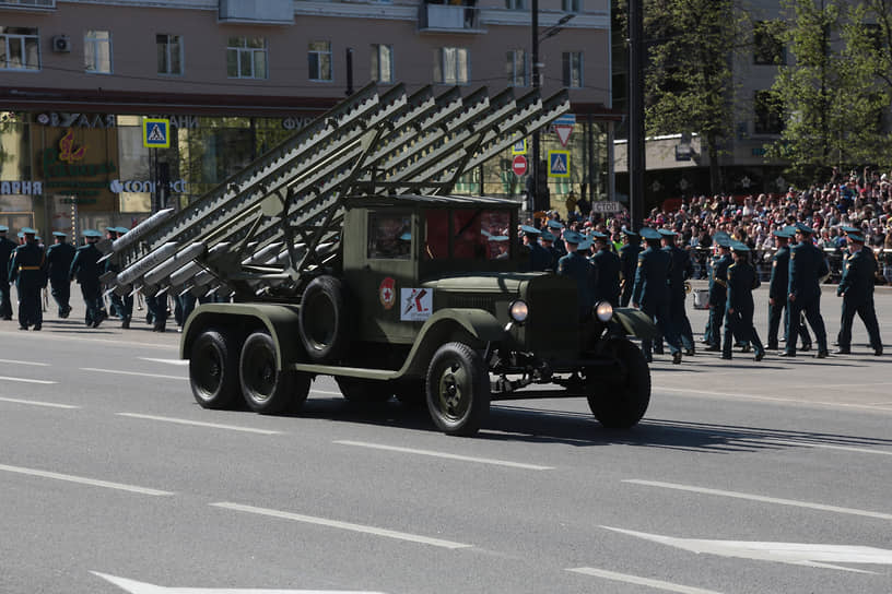В торжественном прохождении войск на главной площади краевого центра участвовали как исторические образцы, созданные в Перми, так и современные экземпляры вооружений