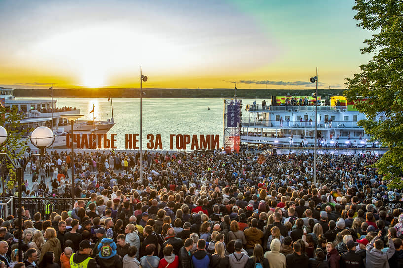 Хедлайнером открытия фестиваля «Город встреч»
в Перми стала группа «Чайф». Артисты эффектно выступили с палубы круизного лайнера на набережной