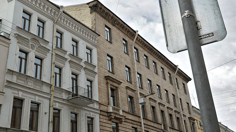 ББР-банк, центральный офис которого разместится в этих зданиях, на треть принадлежит петербуржцу Дмитрию Гордовичу, которого в городе связывают с ООО «Скартел» (развивает бренд Yota)