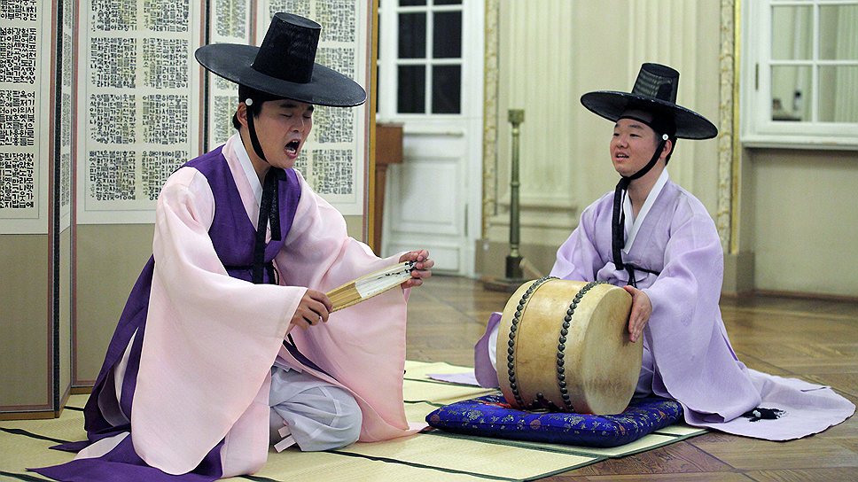 Совершенно непередаваемо то, что делал с голосом Хо Чжон Сын (слева) — один из лучших мастеров пхансори в Корее. Трудно было ожидать столько накала и технической изощренности в фольклорном жанре, распространенном некогда в Корее повсеместно