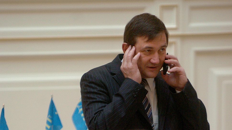 Депутат городского парламента Константин Сухенко приготовил для «Триколор ТВ» «пряник», ради которого компания может поменять московскую прописку