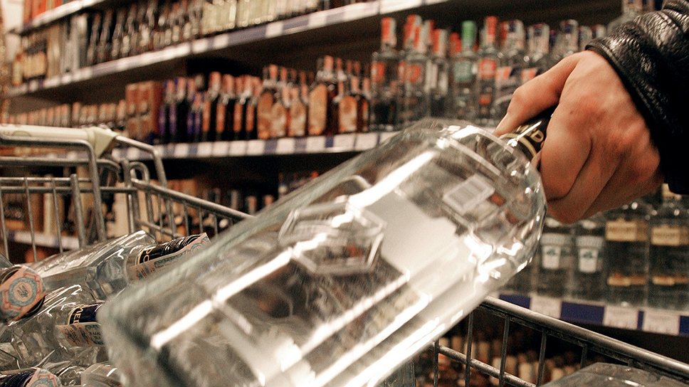 В Ассоциации промышленников и предпринимателей Петербурга считают, что новый закон угрожает продовольственной безопасности города и приведет к тому, что торговлю алкоголем монополизируют крупные сети, «принадлежащие транснациональным корпорациям»
