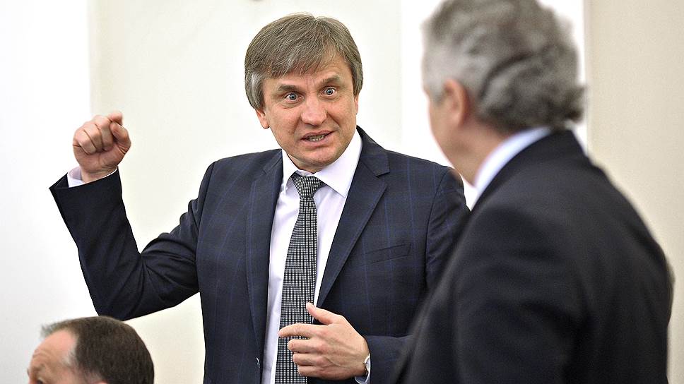 По словам опрошенных “Ъ” участников рынка, Олег Рыбин за короткое время пребывания на своих постах не был замечен в градостроительных скандалах