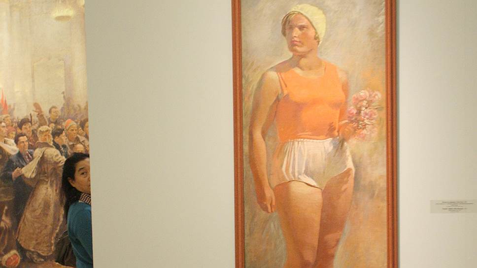 Портреты ткачих и физкультурниц Александра Самохвалова, датированные рубежом 1930-х годов, хочется сравнить с Мазаччо и живописью раннего Ренессанса