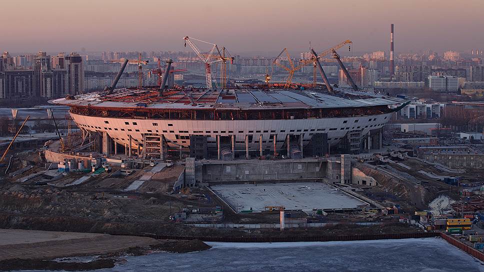 По требованиям Международной федерации футбола (ФИФА), стадион на Крестовском острове должен быть сдан в эксплуатацию не позже 2016 года. В 2017-м на нем пройдут матчи кубка Конфедерации по футболу, в 2018-м — матчи чемпионата мира