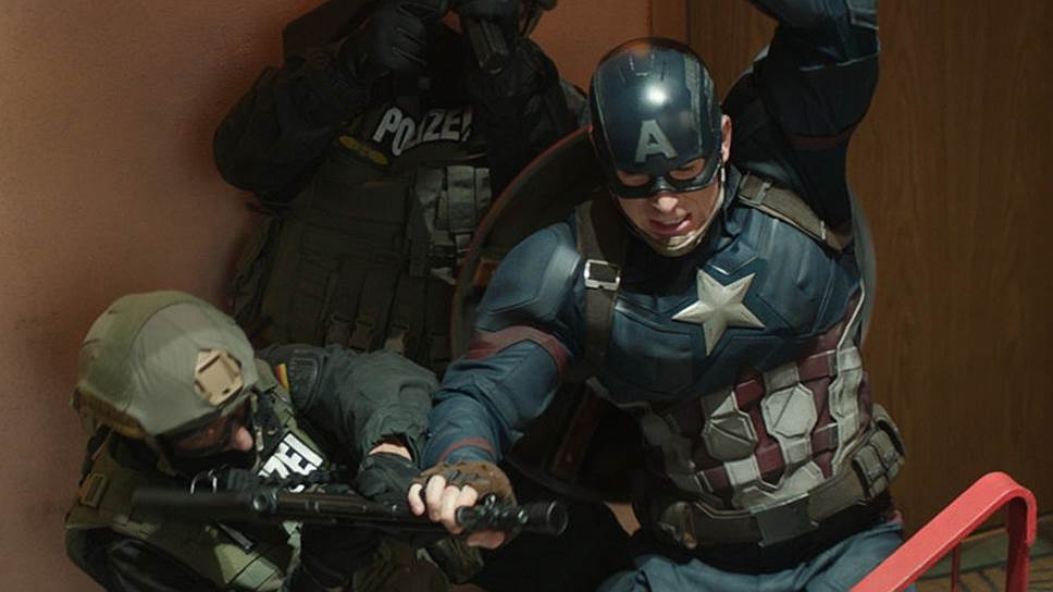 Непроходимо положительный Капитан Америка (Крис Эванс, справа) здесь главный персонаж, и никто ему не указ