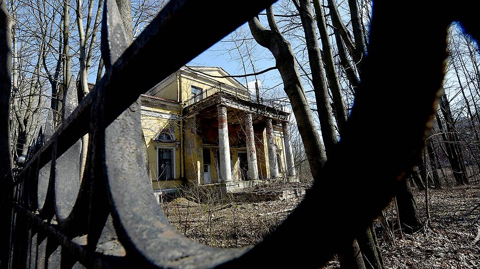 Разрушающиеся усадьбы есть и на территории Петербурга, и в Ленобласти, но ни там, ни там инвесторы не спешат вкладывать средства в реконструкцию