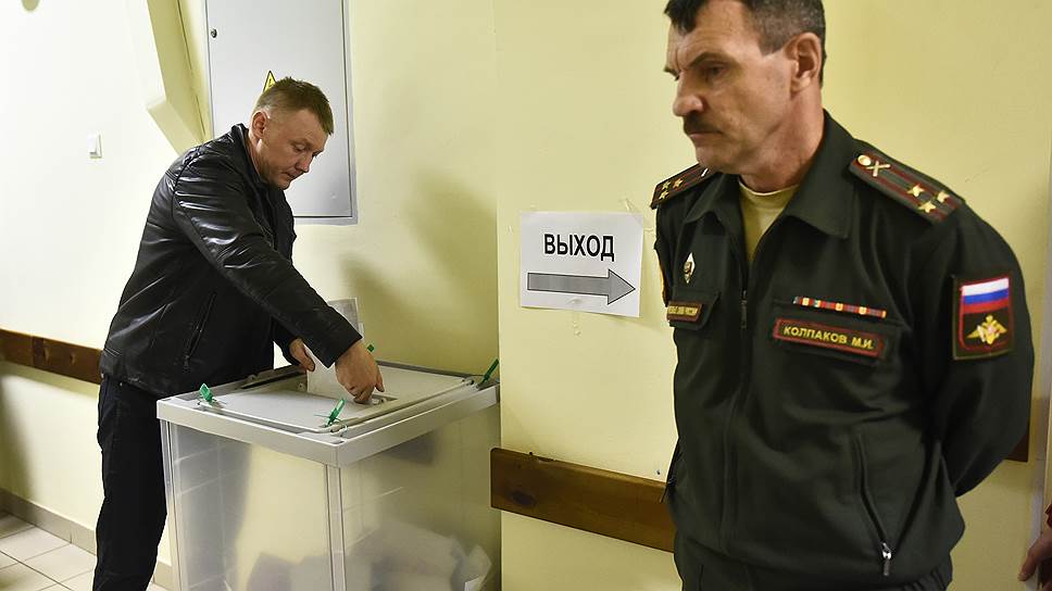 Курсанты Михайловской военной артиллерийской академии на избирательном участке.