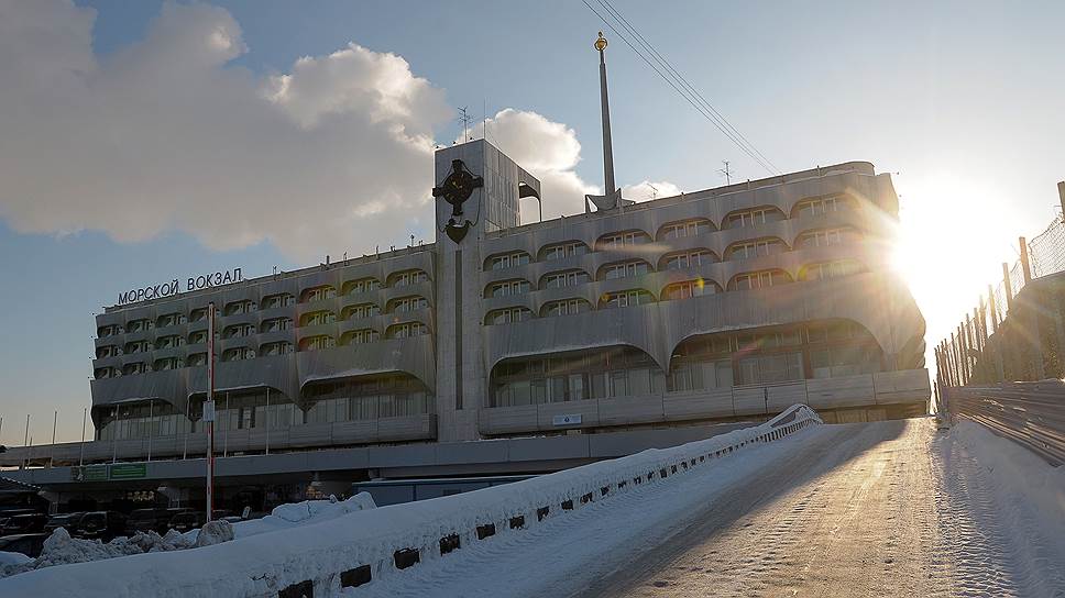 Некоторые аналитики считают, что здание Морского вокзала нужно снести и «сбросить в Финский залив»