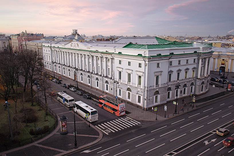 В главном здании РНБ на пересечении Невского проспекта и Садовой улицы после реконструкции останутся редкие книги, свитки и исторические рукописи