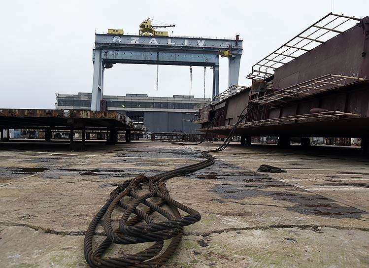 Керченский завод «Залив» — один из немногих претендентов на строительство ледокола «Лидер»: сухой док длиной 360 метров, оставшийся на предприятии с советских времен, позволяет верфи строить крупнотоннажные суда