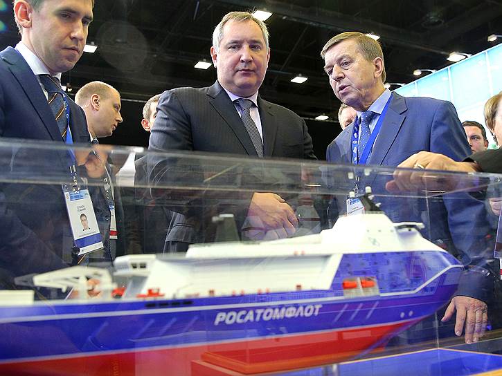 По информации “Ъ”, вице-премьер Дмитрий Рогозин (слева) не выражает удовлетворения деятельностью генерального директора КГНЦ Владимира Никитина (справа)