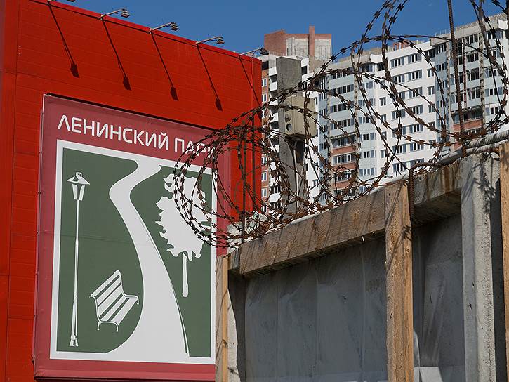 Работы в ЖК «Ленинский Парк» чиновники обещают закончить до конца сентября: там необходимо завершить работу по дефектовке и запустить лифтовое оборудование