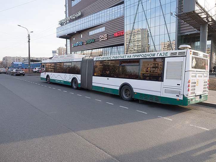 По планам Смольного, к 2023 году не менее половины всех автобусов, курсирующих на городских маршрутах общественного транспорта в Петербурге, должно быть переведено на газомоторное топливо