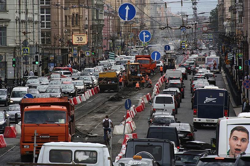 Дорожное покрытие на Литейном проспекте в Петербурге обновляли в сезон 2016 года, и поэтому в новую программу текущего ремонта дорог города эта магистраль не попала