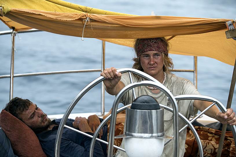 Актриса Шейлин Вудли так же уверенно держит на себе весь фильм, как ее героиня управляется с яхтой 