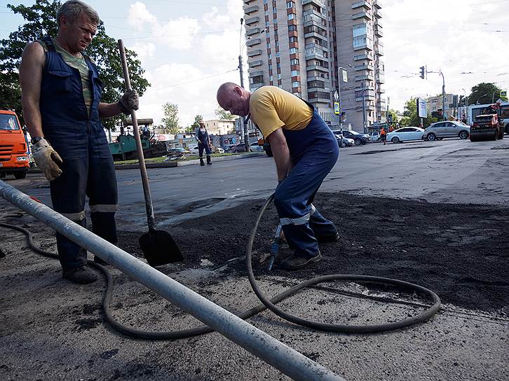 Чиновники настаивают на том, что для нормативного содержания дорог города требуется вдвое больше средств — около 11 млрд рублей ежегодно 
