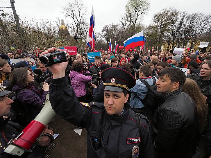 Несогласованная акция  протеста сторонников оппозиционера Алексея Навального &quot;Он нам не царь&quot; в Александровском саду