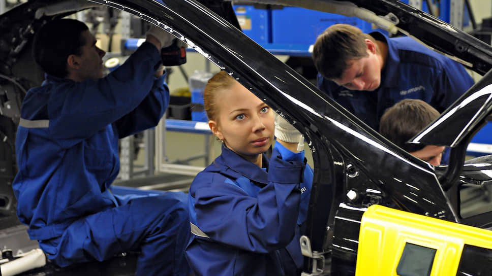 Рабочие Корейской фирмы Hyundai Motor Manufacturing Rus во время производства автомобиля "Solaris"
