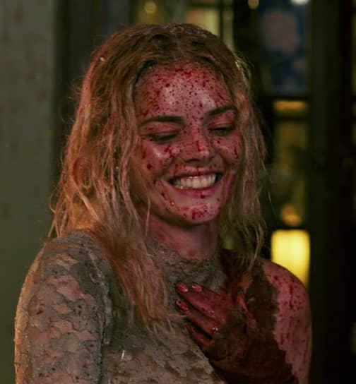 Несмотря на бесконечные кровавые злоключения, Грейс (Самора Уивинг) совершенно не выглядит несчастной жертвой