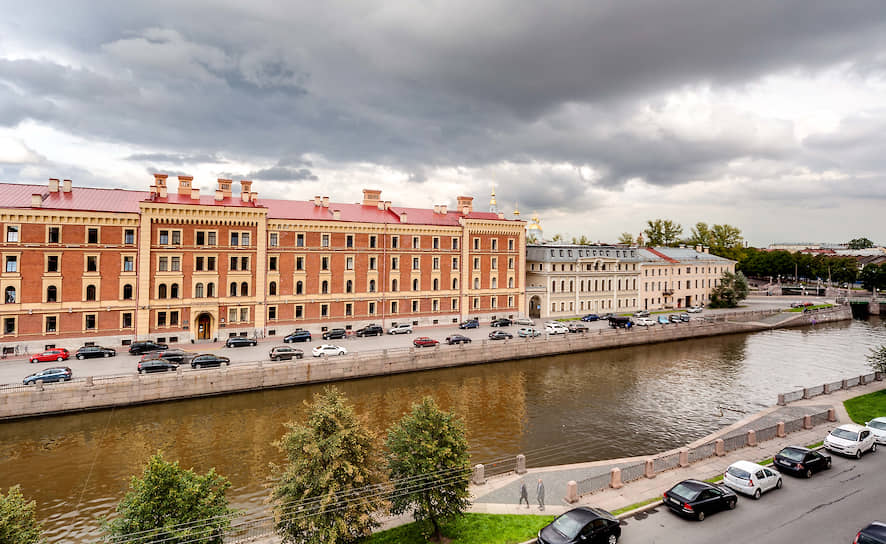 Работы по реконструкции набережной канала Грибоедова на данном участке планировалось завершить до 15 октября 2021 года