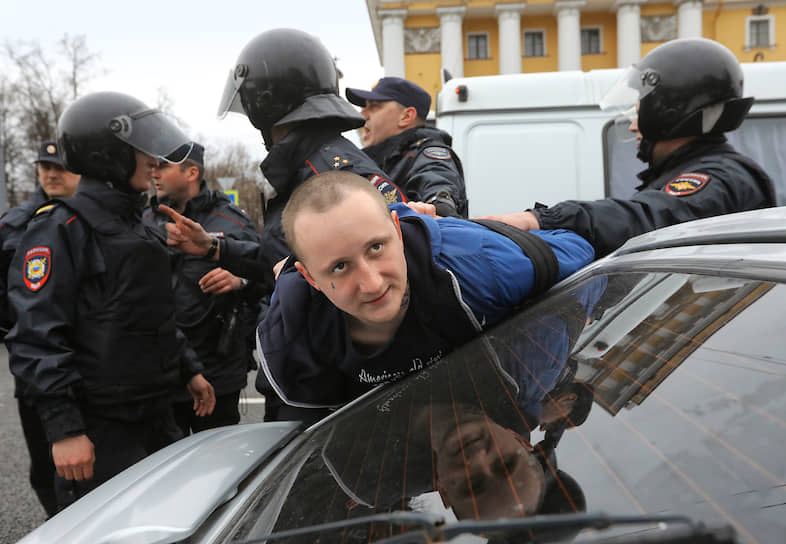 На видео, которое было снято в момент задержания, видно, что Михаил Цакунов не имел возможности намеренно ударить полицейского