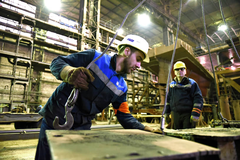 Рабочие ОАО "ВСЗ" (Выборгский судостроительный завод) во время работы
