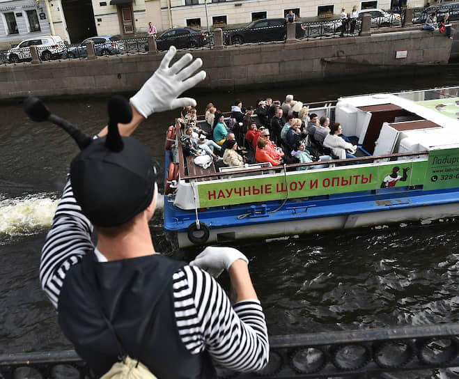 Прогулки туристов на речном корабле по рекам и каналам города