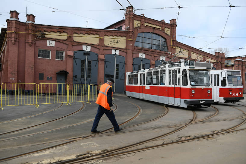 Износ трамвайного парка в Петербурге составляет около 70%, сейчас основными поставщиками трамваев являются структуры Усть-Катавского вагоностроительного завода, Stadler и ПК ТС