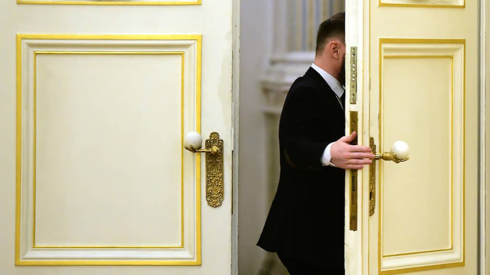 В Петербургском парламенте со вчерашнего дня установлен лимит на посещения - не более трех человек к одному депутату в день