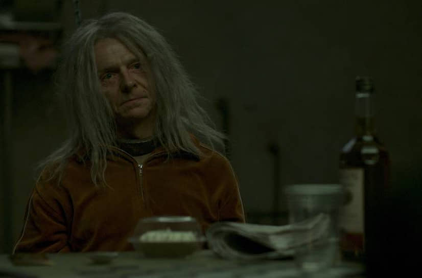 Сюжет о зловещем узнике, которого играет Саймон Пегг, в конечном счете оказывается не менее нелепым, чем его парик