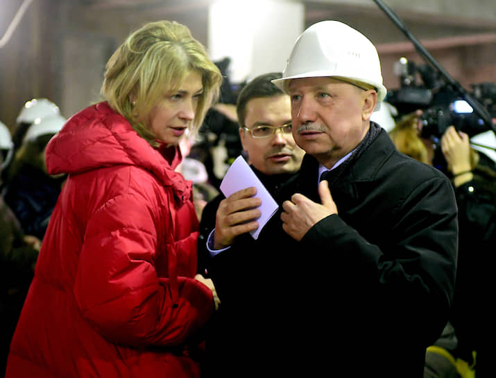 Слева  руководитель пресс-службы администрации губернатора Санкт-Петербруга Инна Карпушина