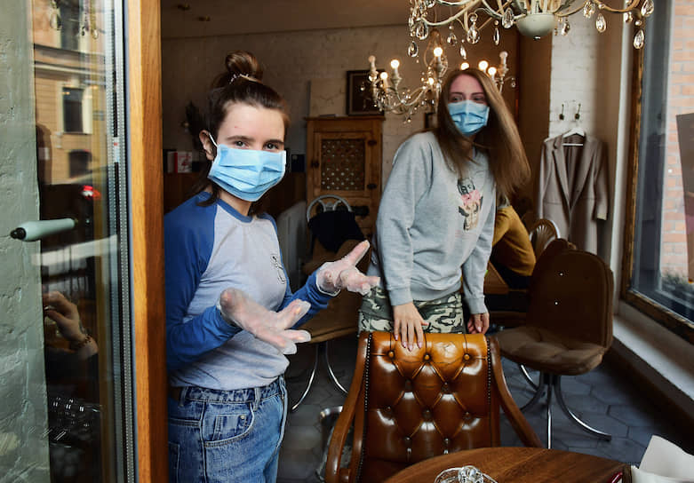 Сотрудники закрытого во время пандемии коронавируса ресторана  