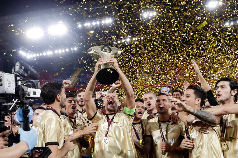 Команда "Зенит" во время церемонии награждения победителей Суперкубк