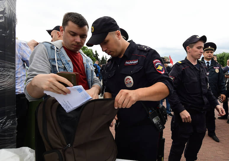 Руководитель штаба Алексея Навального в Санкт-Петербурге Александр Шуршев (слева) во время досмотра перед митингом на площади Ленина