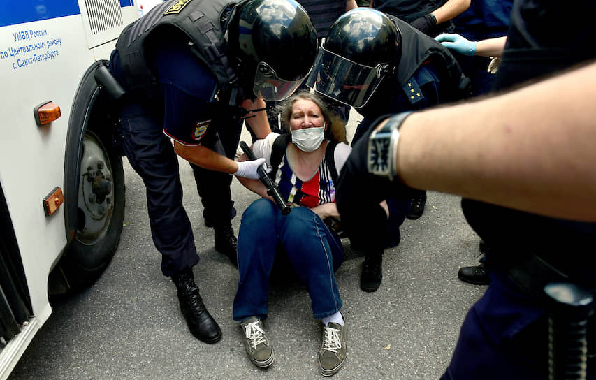 Сотрудники полиции во время задержания активистов 