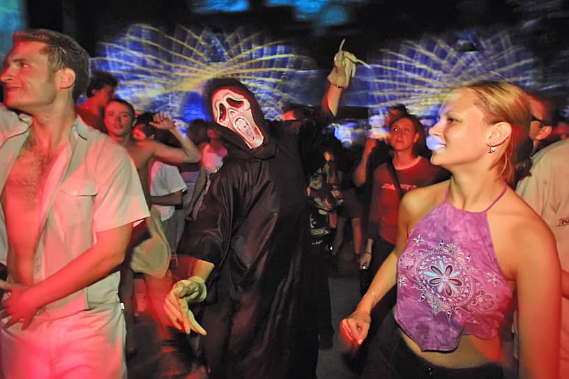 Новые ограничительные правила в Ленинградской области заставляют всех любителей танцев использовать гигиенические маски или респираторы. Карнавальные решения в это понятие не входят
