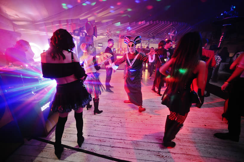 На фоне улучшения эпидемиологической обстановки в «красных» территориях Ленобласти появилась возможность для ночных танцев